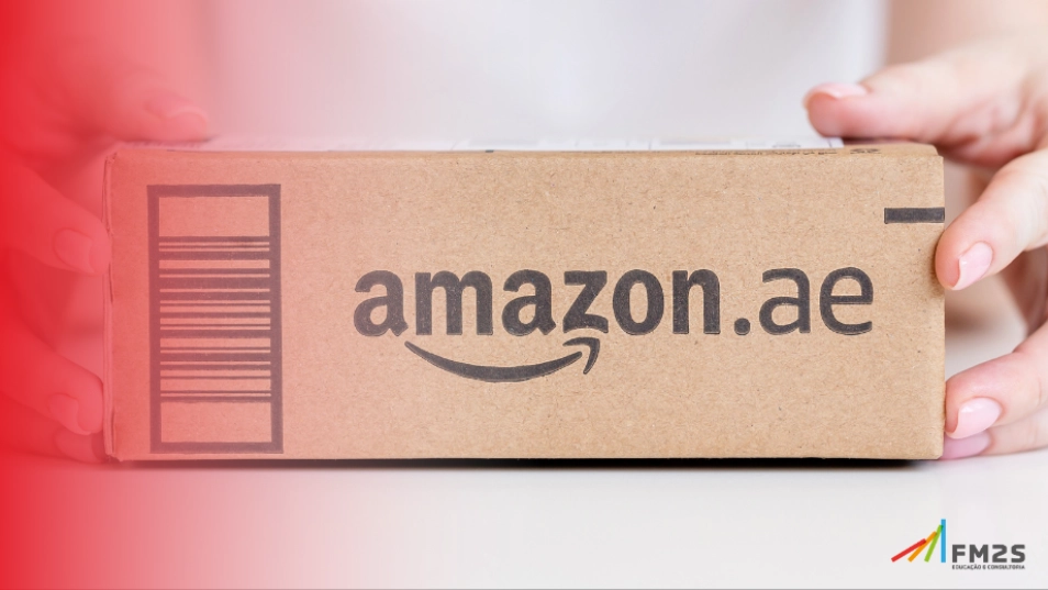 caixa de papelão com o logo da amazon